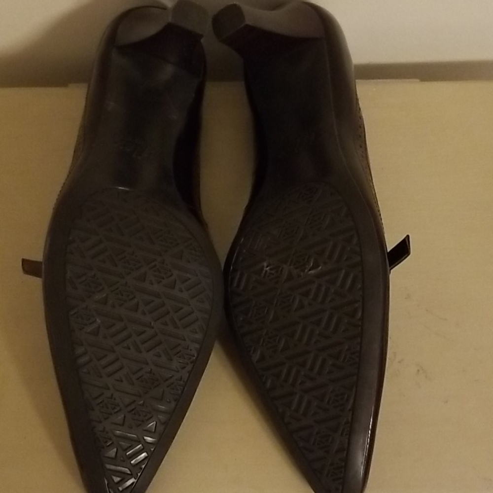 Spectator Pumps - Picture 4 of 5
